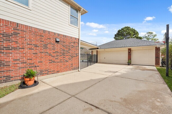 Building Photo - 18910 Rustling Ridge Dr