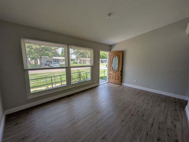 Building Photo - Sunlit Spaces in Florissant - Section 8 Fr...