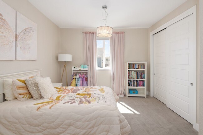 Building Photo - 6 Bedroom 5.5 Bathroom Single Family Home ...