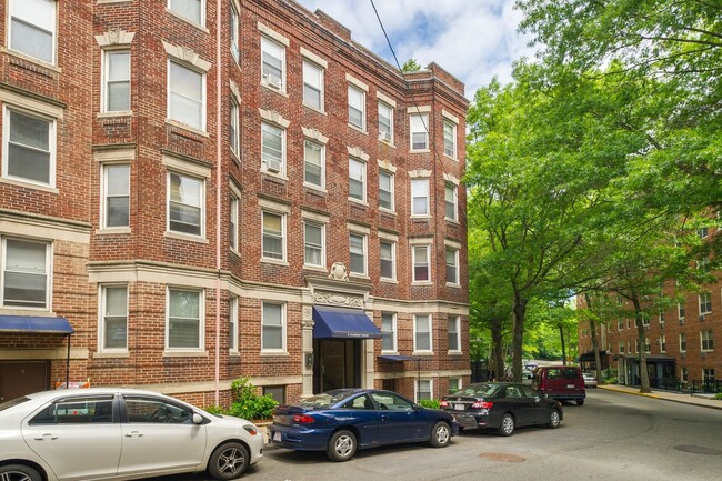 Building Photo - Nicely maintained, inexpensive studio in a...
