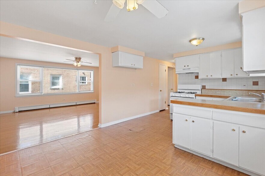 Building Photo - 2650 W Touhy Ave