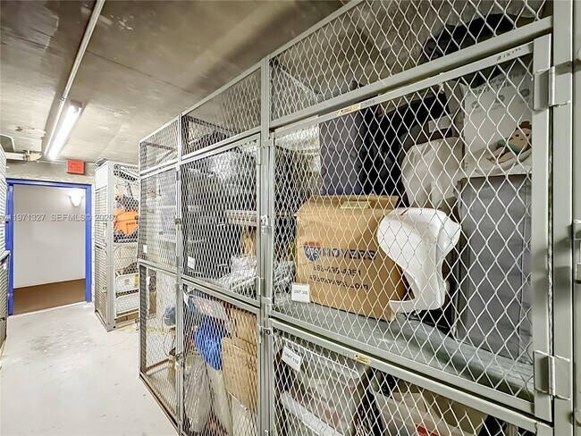Building Photo - 210 Lakeview Dr