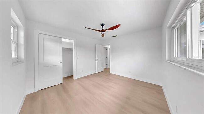 Building Photo - 2401 Roberta Ln