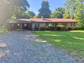 Building Photo - Rural Statesville - 3BR/1BA + Carport & Fu...