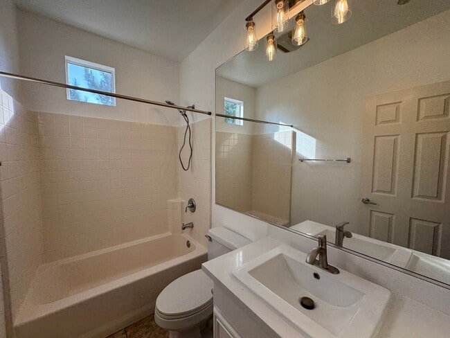 Building Photo - Beautiful 3 Bd/2Ba Spacious Home in Fuller...