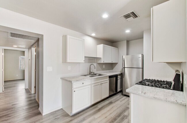 Building Photo - Recent Remodel on Lee Street!