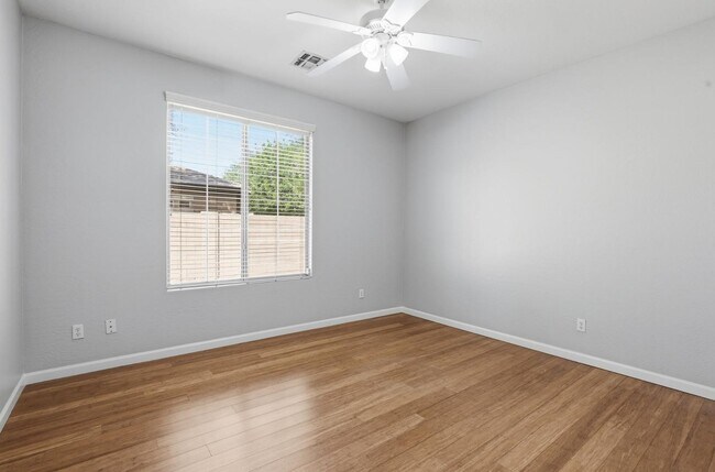 Building Photo - 3565 E Vaughn Ct