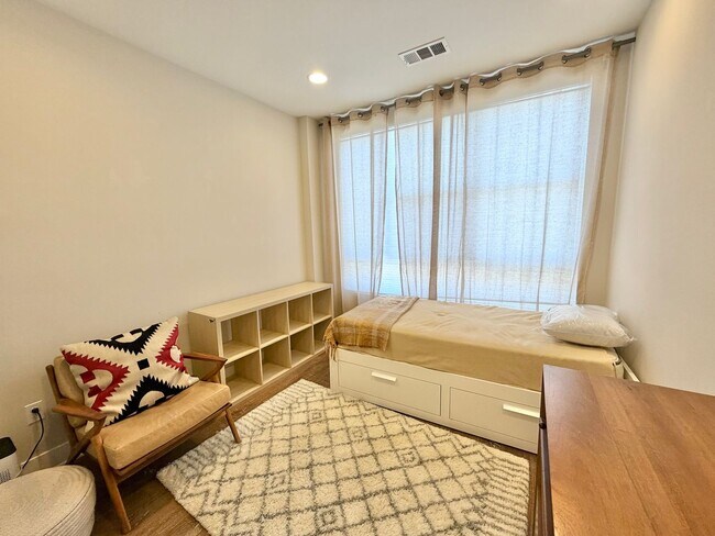 Building Photo - Furnished 3-BR/3-BA Townhouse w/ Giant Roof deck, 2-Car Garage, EV Hookup