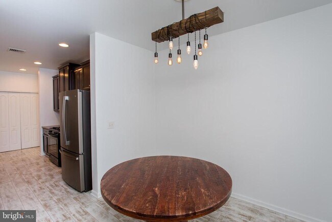 Building Photo - 523 Carson Terrace