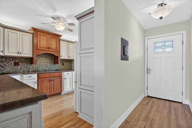 Building Photo - 1631 Riverview Rd