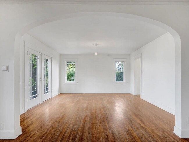 Building Photo - 1044 Manzanita St