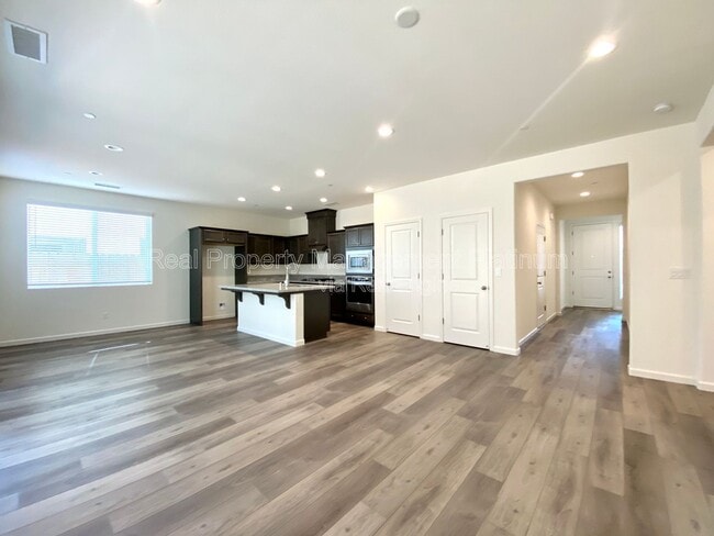 Building Photo - 4137 Beverly Ave