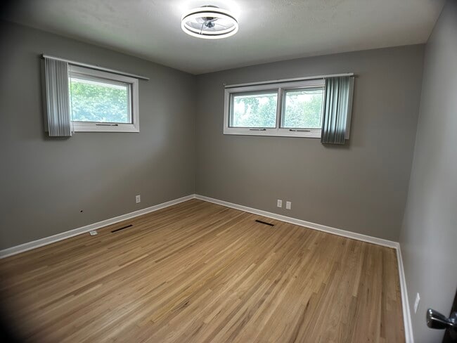 Building Photo - 211 Lakewood Dr