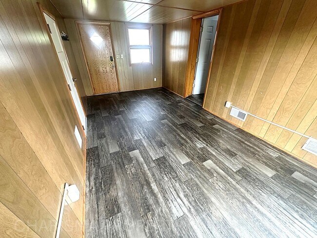 Building Photo - Spacious 2 Bedroom, 1.5 Bath Home, Newly U...