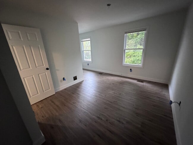Building Photo - Fully renovated inside and out -  3 bedroo...