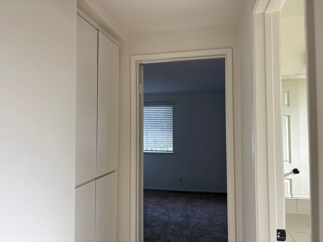 Building Photo - Spacious 5 bedroom 2 1/2 bathroom Westpark...