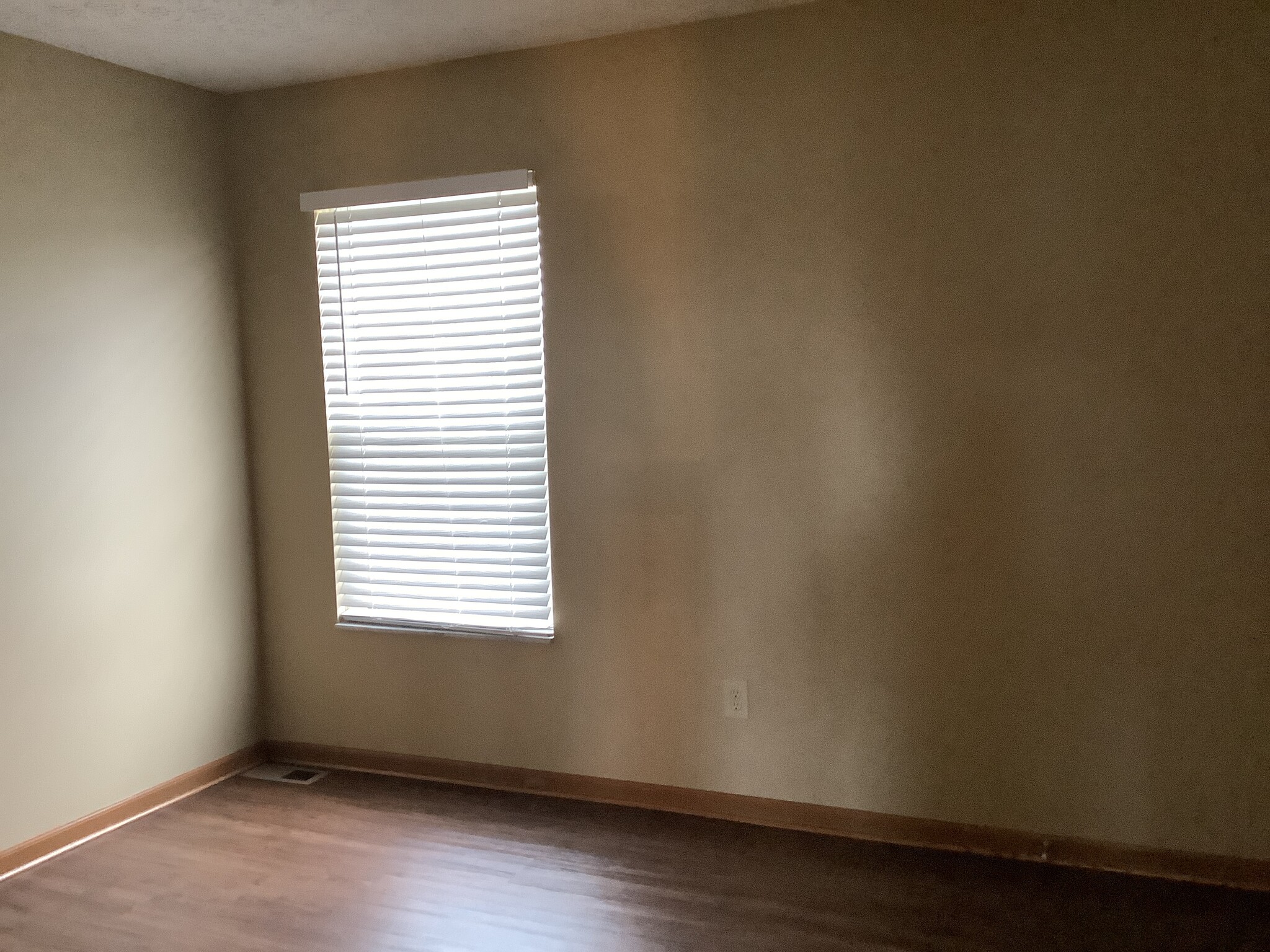 Building Photo - 452 Crestmoore Dr