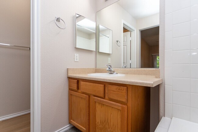 Building Photo - Delightful Condo in gated community!!