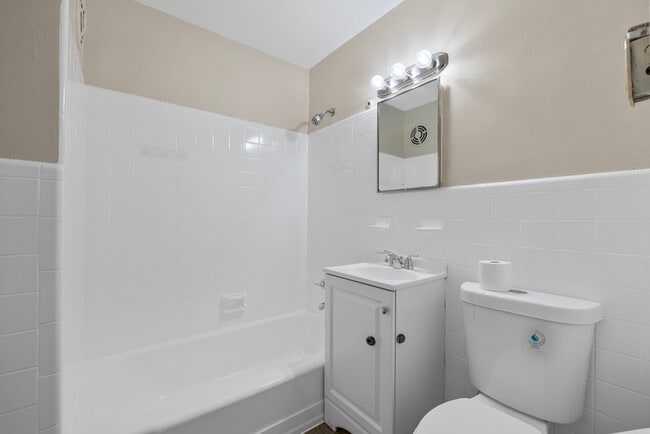 Building Photo - 2020 Woodlynne Ave