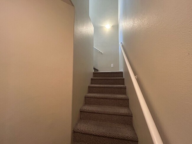 Building Photo - Townhome with garage