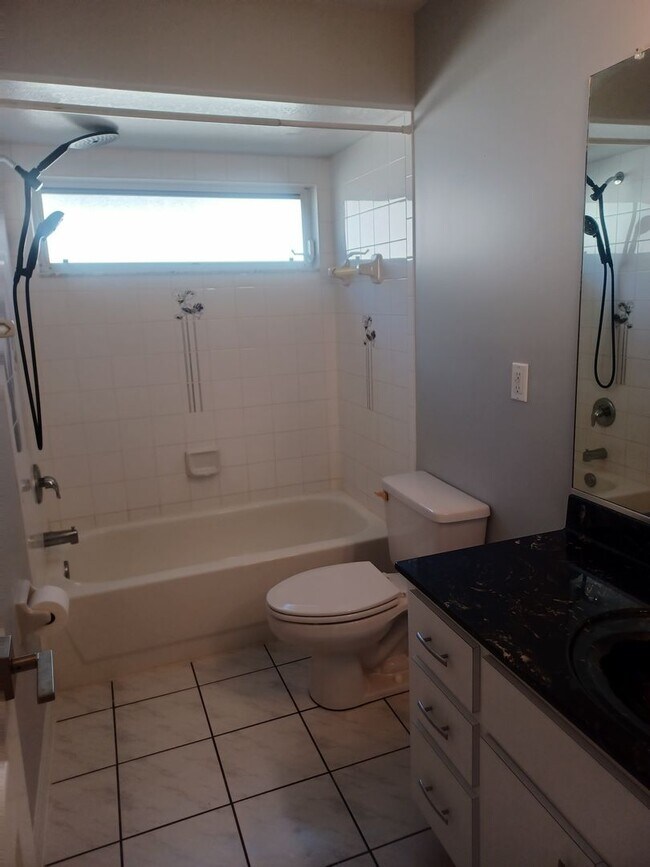 Building Photo - 4416 SW 24th Ave