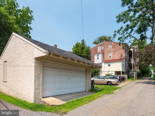 Building Photo - 318 N Matlack St