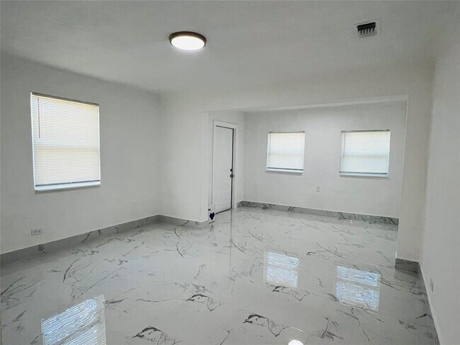 Building Photo - 525 NW 22nd Ave