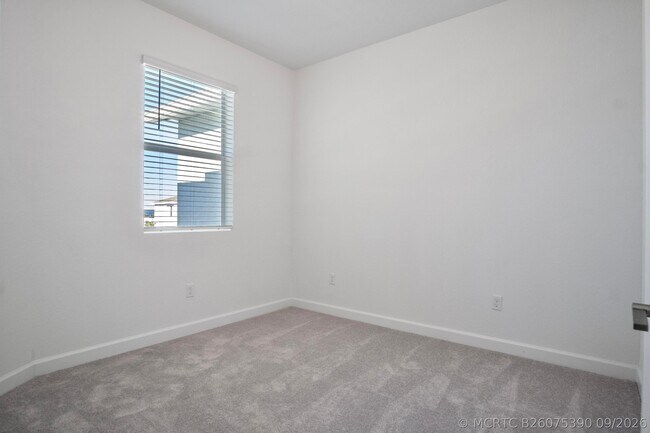Building Photo - 381 SE Crossoak Ln