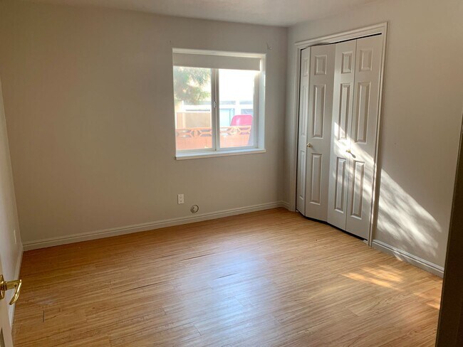 Building Photo - Large Home with Fully Fenced Yard