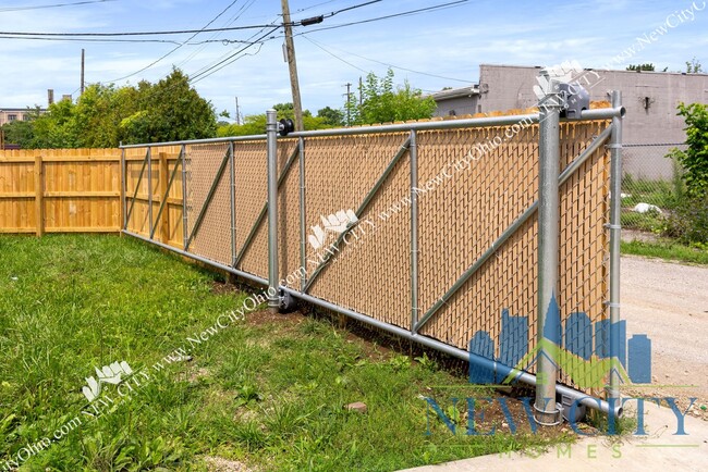Building Photo - 2 Bedroom, 1.5 Bathroom King-Lincoln/Bronz...