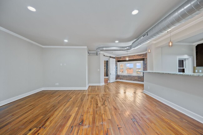 Building Photo - WALNUT HILLS- Immaculate 2 Bedroom 2 Bathr...