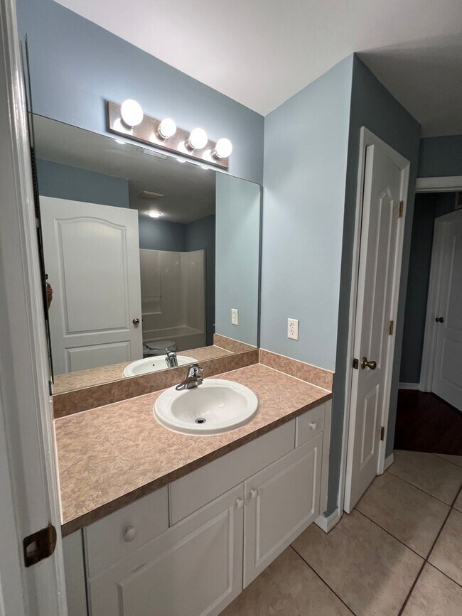 Building Photo - Charming 3-bedroom, 2-bath single-family home with a garage.