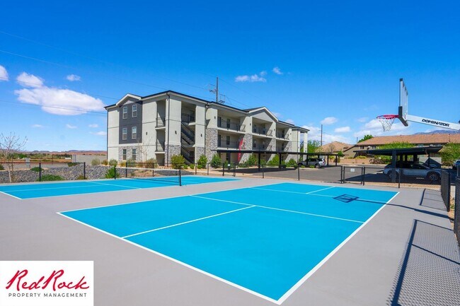 Building Photo - Inviting 2 Bedroom End Unit Condo - Pet Friendly!