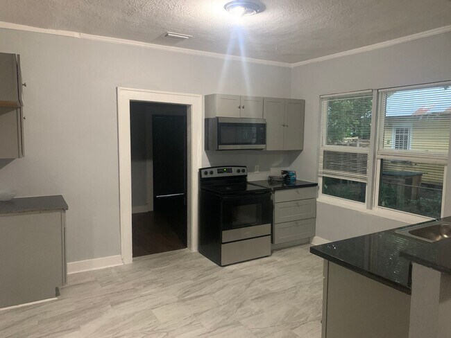 Building Photo - Remodeled Bungalow Ready to Rent $1425