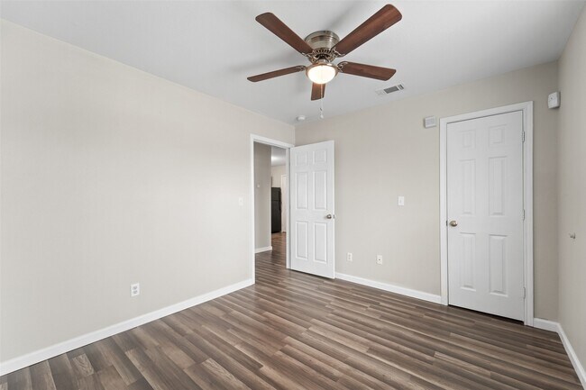Building Photo - 516 Hollyhock st