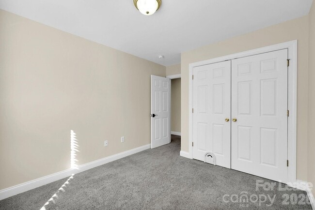 Building Photo - 163 Forest Ridge Rd