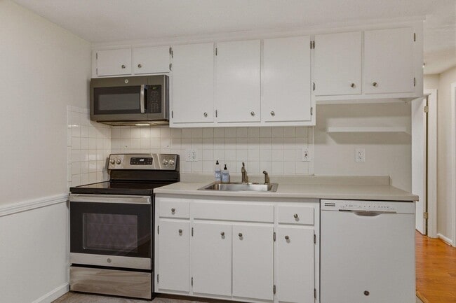 Building Photo - 559 Sagamore Ave