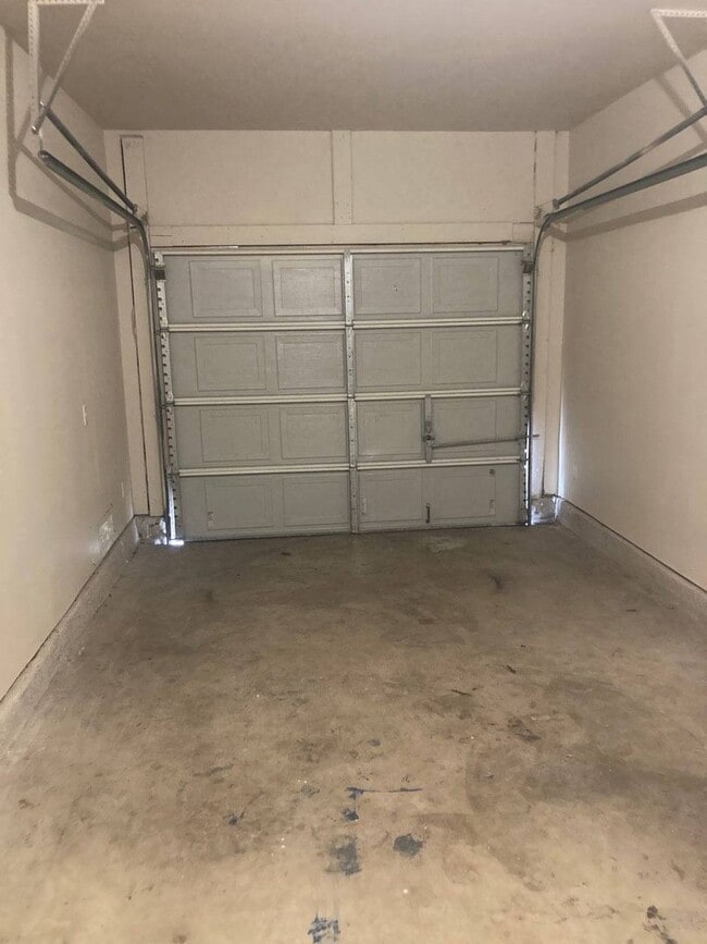 Building Photo - Spacious open concept duplex