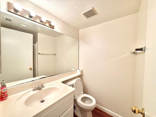 Building Photo - Two Story Four Bedroom home for lease in Jurupa Valley $3,395