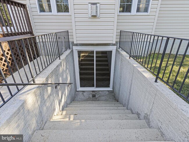Building Photo - 45370 Barefoot Dr