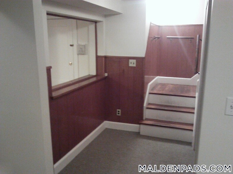 Building Photo - 86 Maple St