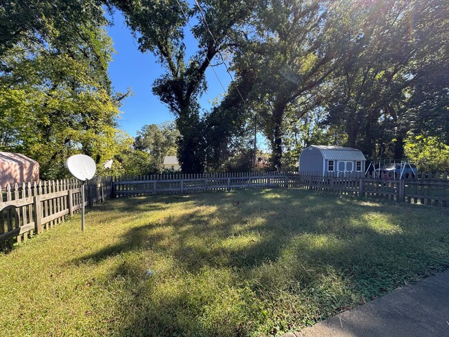 Building Photo - Come Check Out This Adorable Home!