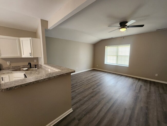 Building Photo - Renovated 2 bedroom 1 bath duplex unit with updated floors, bath, and kitchen!!