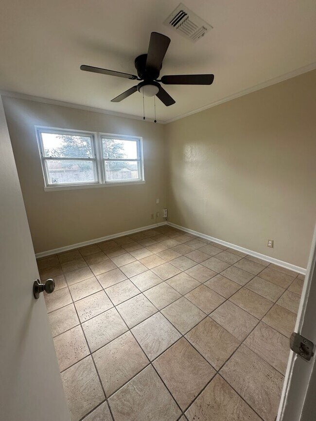 Building Photo - Updated 3 Bedroom Home