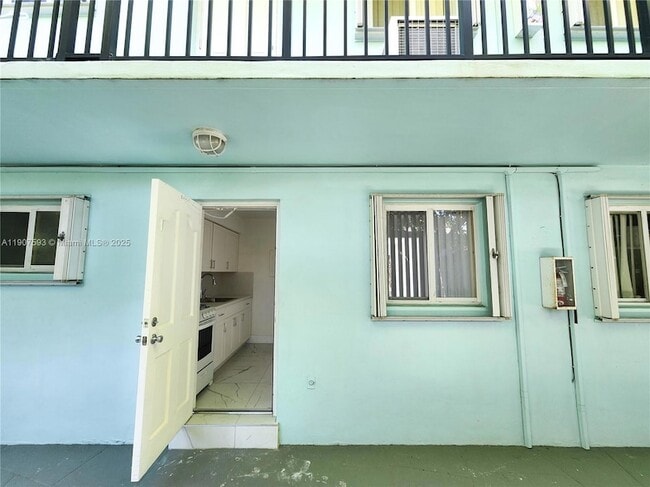 Building Photo - 2465 SW 27th St