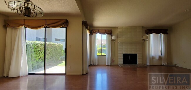 Building Photo - Cozy 2 bedroom 2 Bath home near Stowell and Broadway!