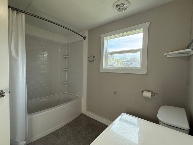 Building Photo - 3 Bedroom 2 Bathroom Mobile Home Located in Mosheim, TN