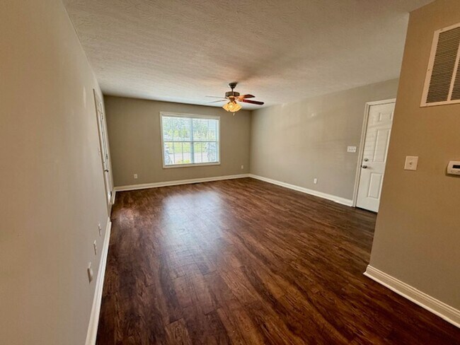 Primary Photo - 272 Audley Ave