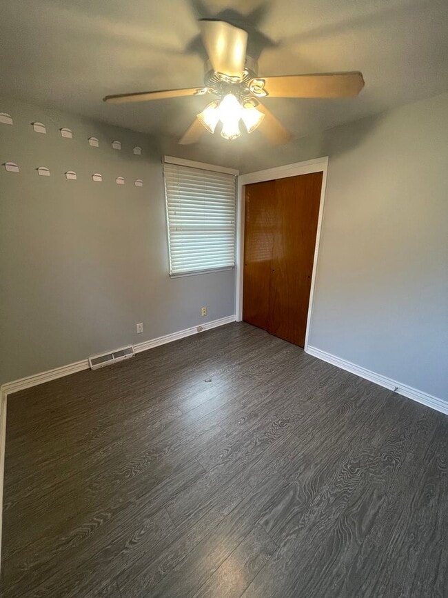 Building Photo - Available now 2 bed 1 bath Audobon / Shadl...