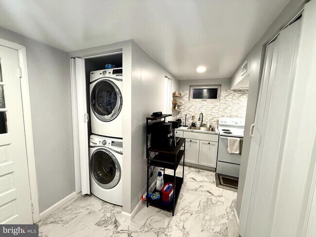 Building Photo - 6525 Kenova St